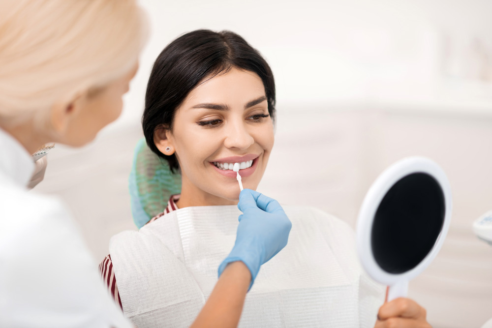 Ihr Frontzahn Spezialist. Bild einer Patientin im Behandlungsstuhl bei einer Veneer Anprobe